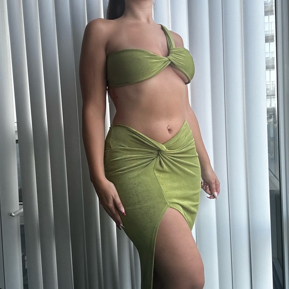 Green two piece set - Picture 1 of 3